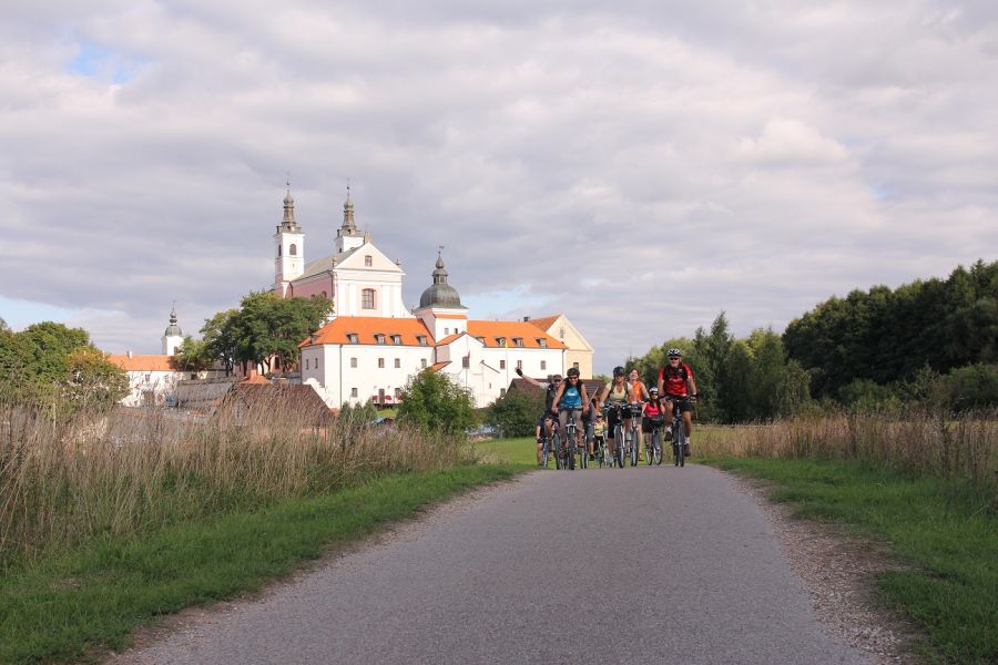 Przy klasztorze w Wigrach (fot. Rafał Bartosz)