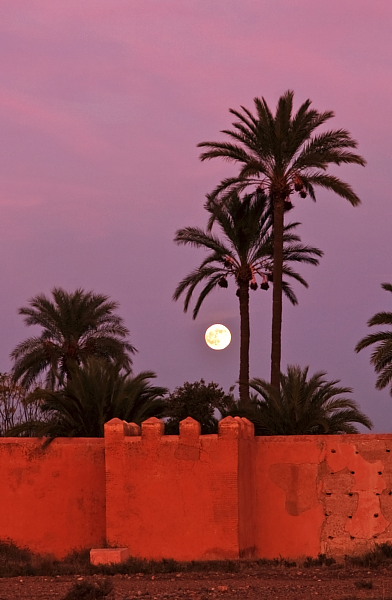 Maroko. Marrakesz, mury obronne po zachodzie słońca, okfoto.pl