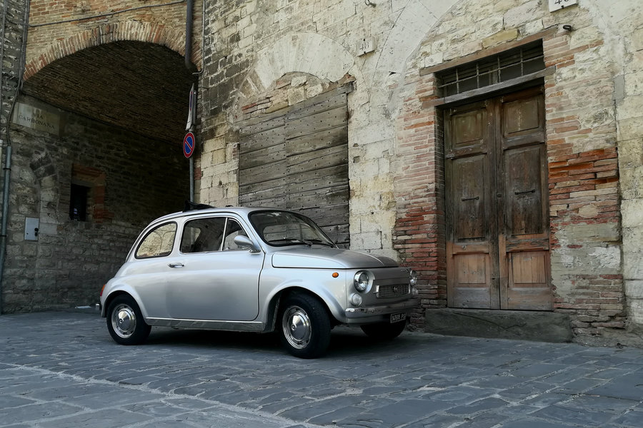 Fiat 500 w Gubbio (fot. Wojtek Wąsowicz)