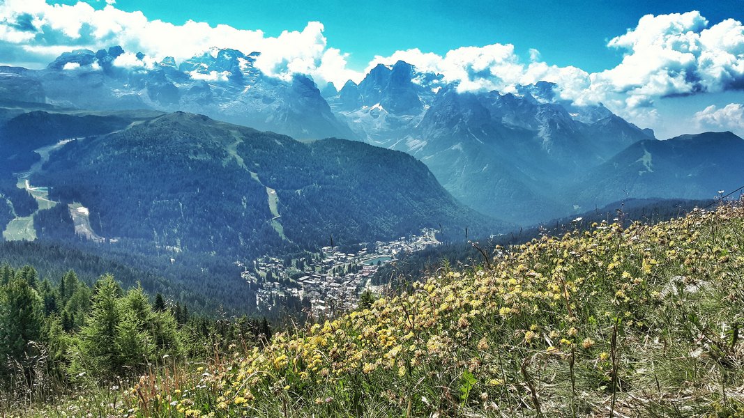 Dolomity Brenta wznoszące się nad Madonna di Campiglia (fot. Paweł Klimek)