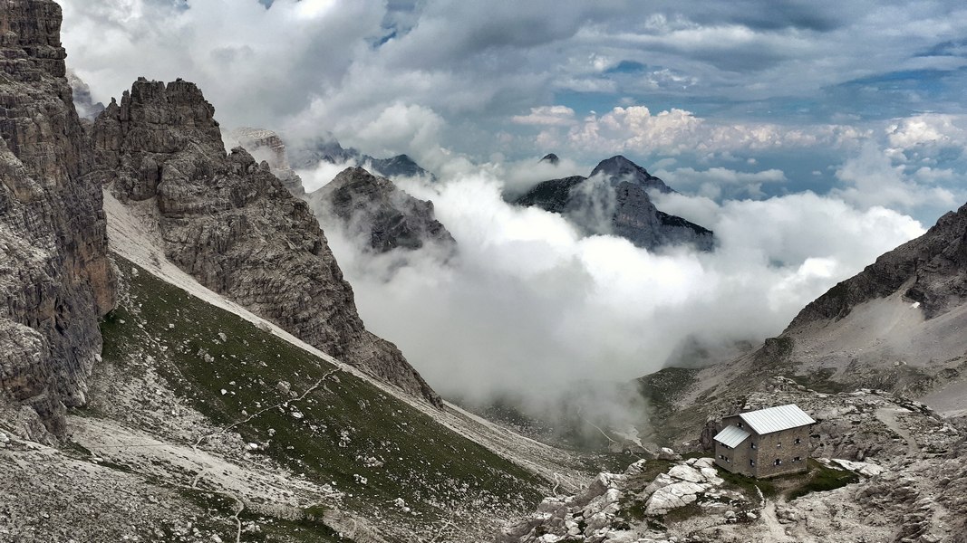 Chmury poniżej schroniska Pedrotti (fot. Paweł Klimek)