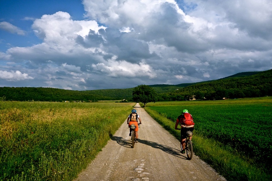 Lokalne drogi szutrowe, idealne dla turystyki rowerowej
