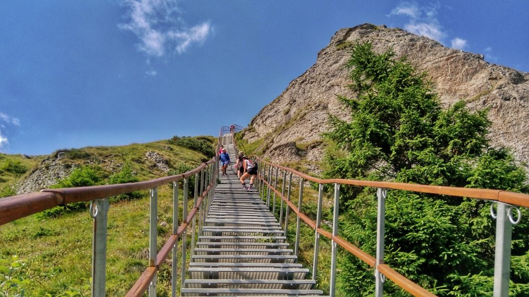 Po schodach na szczyt Toaca (fot. Paweł Klimek)