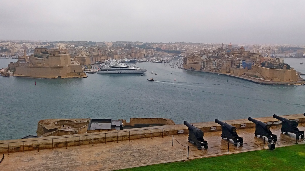 Bateria Powitalna w Górnych Ogrodach Barrakka w La Valletta z widokiem na Trzy Miasta (fot. Agnieszka Fundowicz-Skrzyńska)