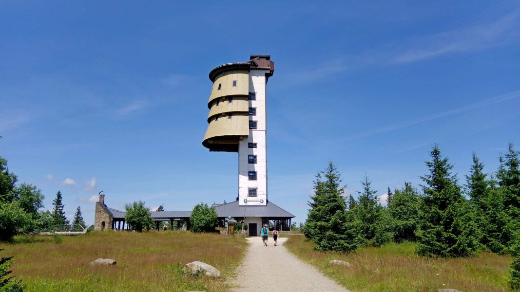Wieża widokowa na Poledniku – dawna wojskowa stacja zagłuszająca (fot. Paweł Klimek)