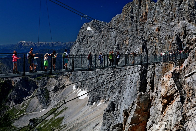 Jedna z atrakcji Dachsteinu – most linowy nad przepaścią… (fot. Tomasz Liptak)