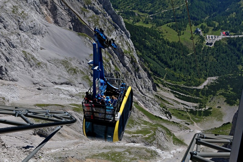 Na Dachstein można wjechać kolejką typu kabriolet… (fot. Tomasz Liptak)