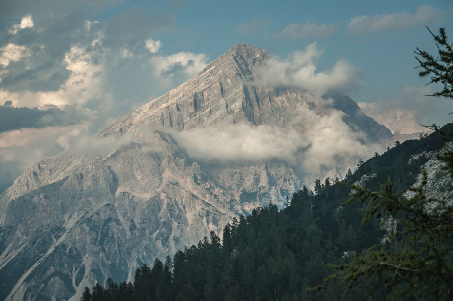 Masywne szczyty Dolomitów (fot. Joanna Dragon)