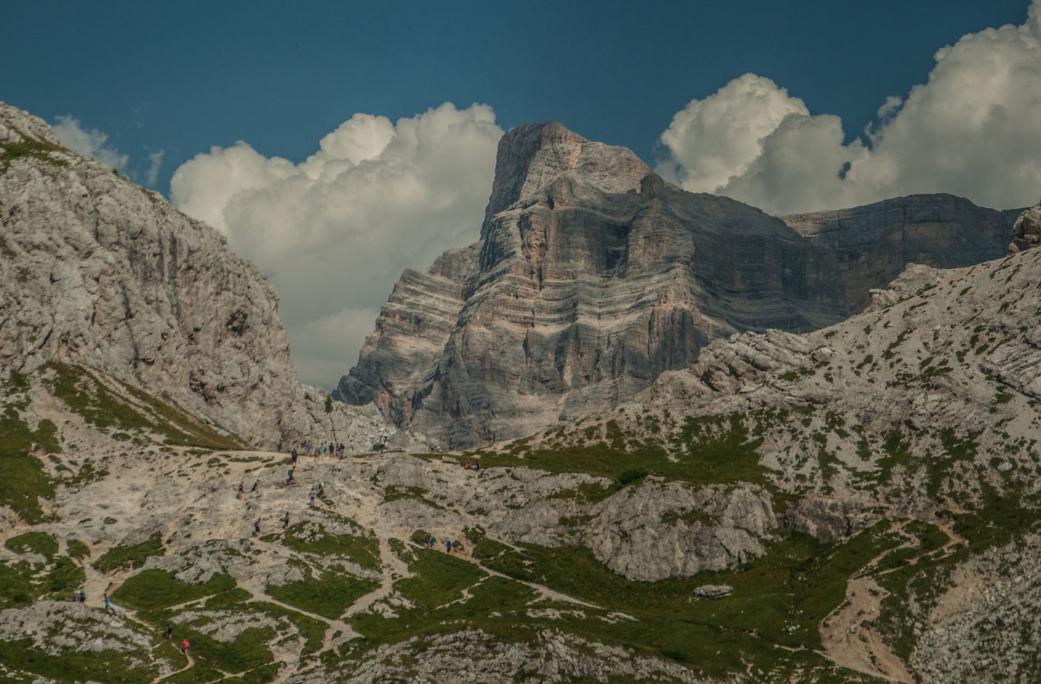 Przełęcz Coldai i wystający nad nią masyw Monte Pelmo (fot. Joanna Dragon)