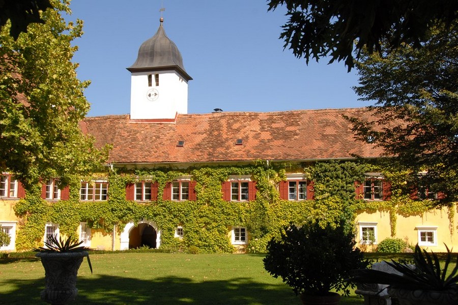 Zamek w miejscowości Ottersbach
