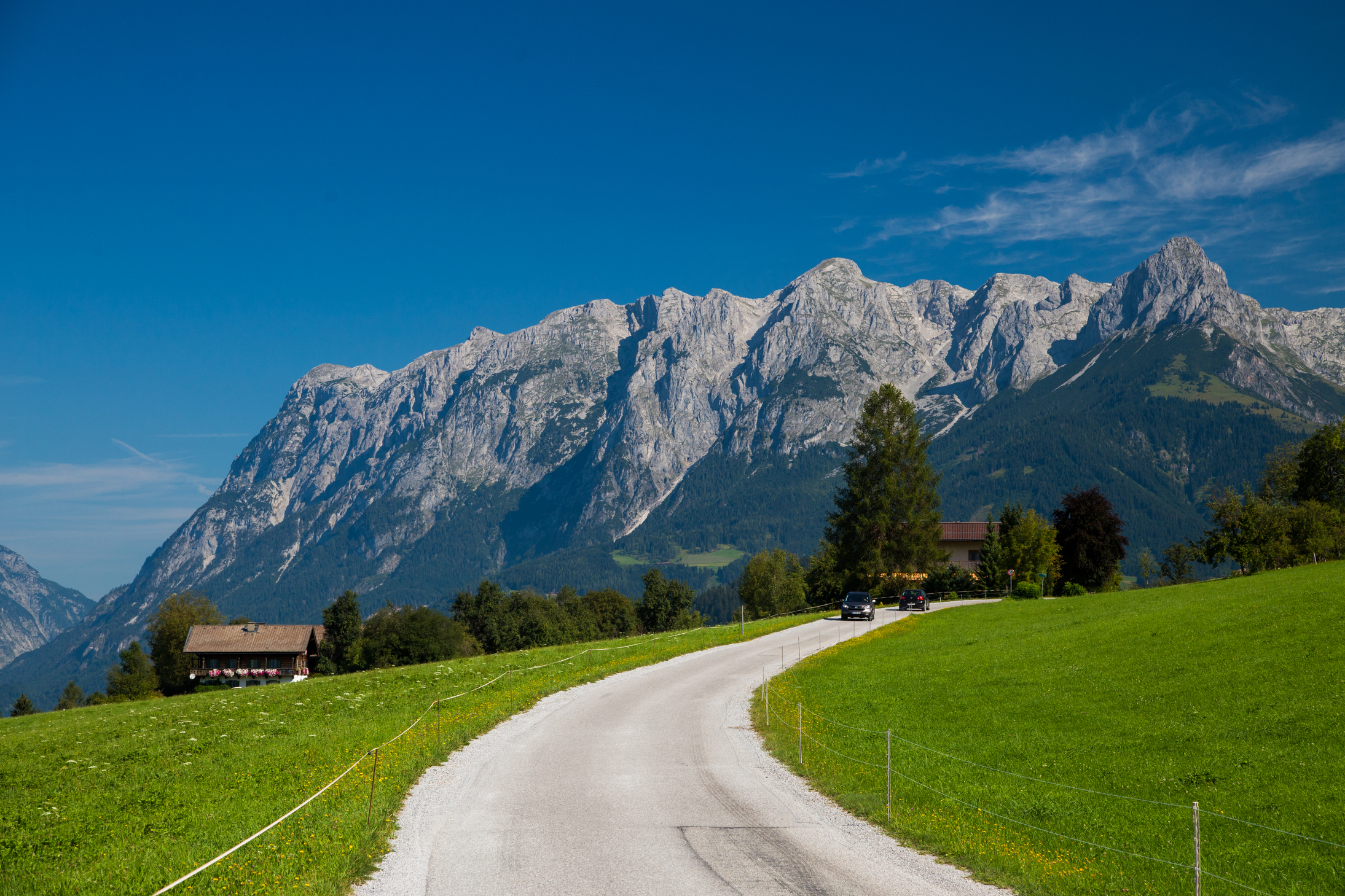 Droga w widokiem na Alpy