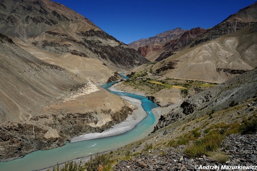 Widok na wioskę Purni i rzekę Tsarap w Zanskarze