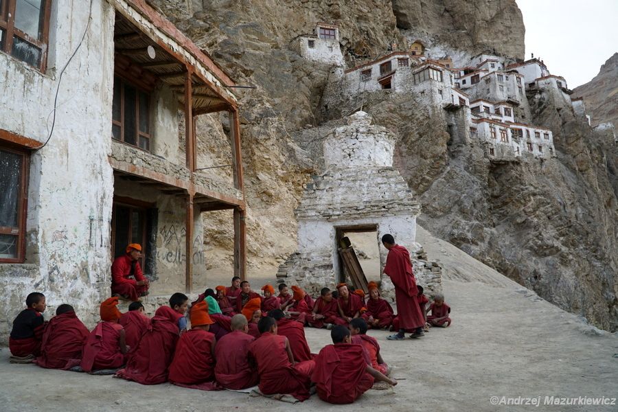 Młodzi mnisi w klasztorze Phugtal