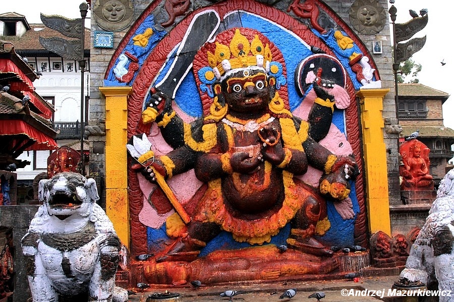 Posąg Czarnego Bhairavy (wcielenie Sziwy) w Kathmandu