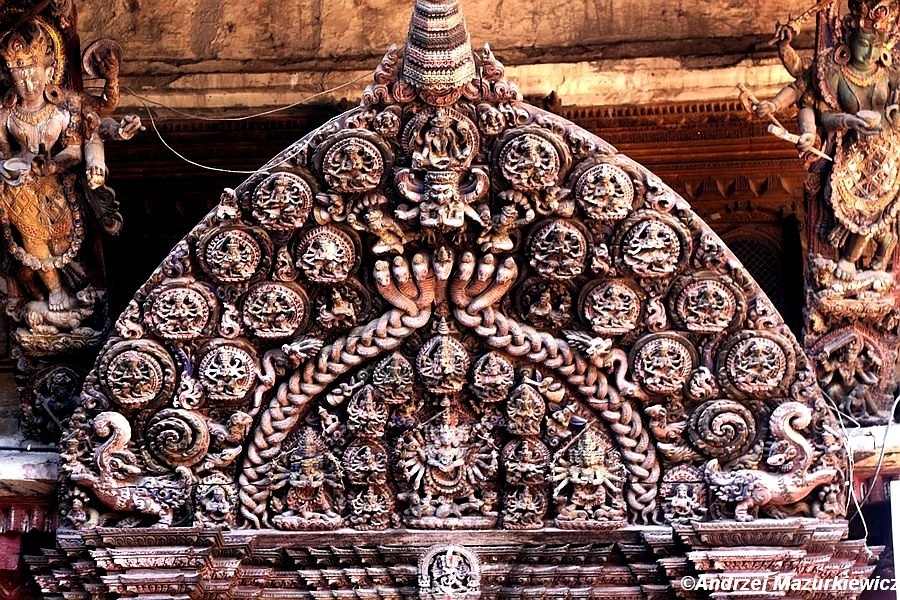 Misternie rzeźbiony portal w pałacu królewskim w Bhaktapurze