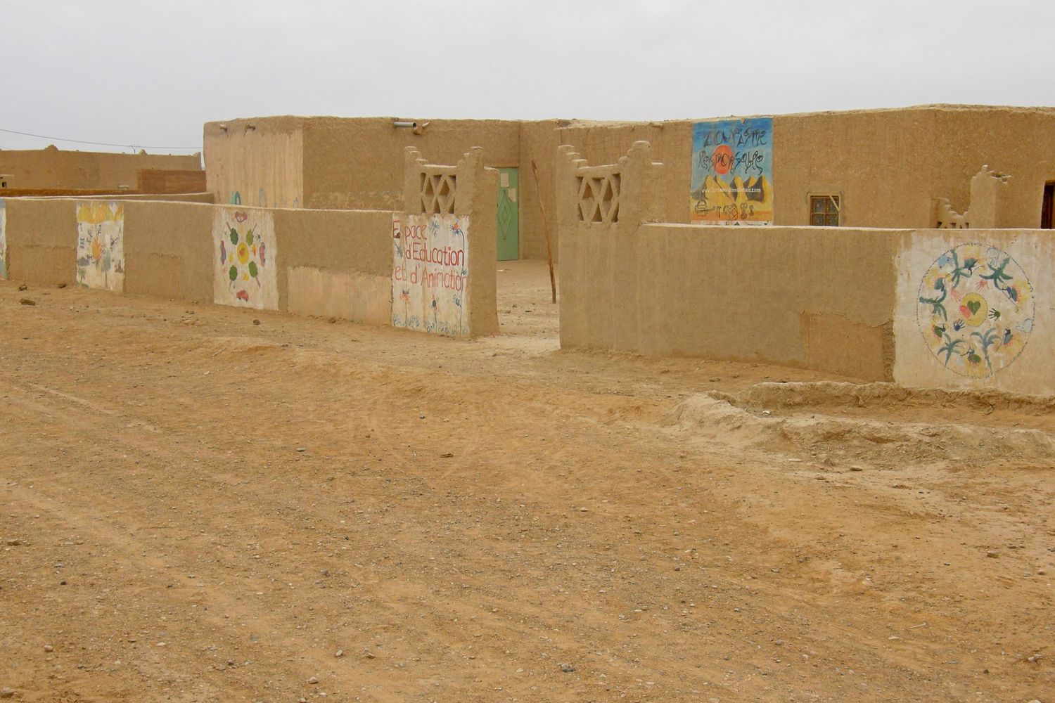 szkoła na pustyni, fot. S. Odrzykoski