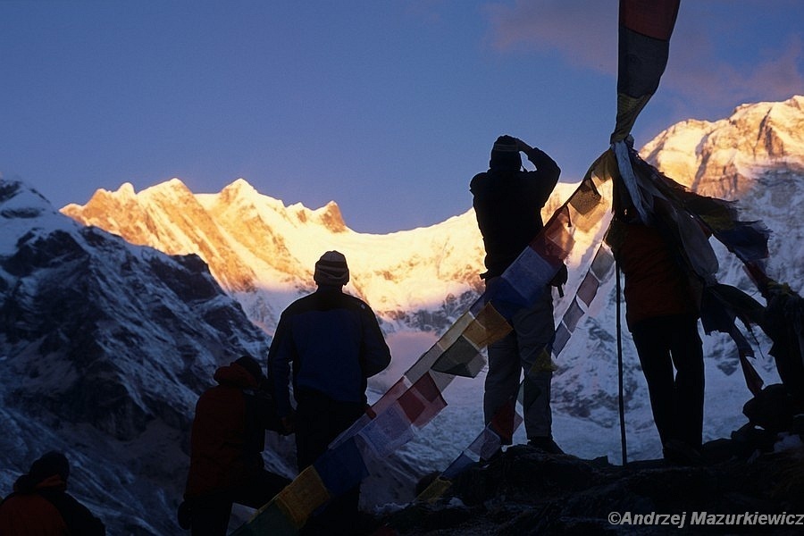 Trekkerzy podziwiający Annapurnę o wschodzie słońca
