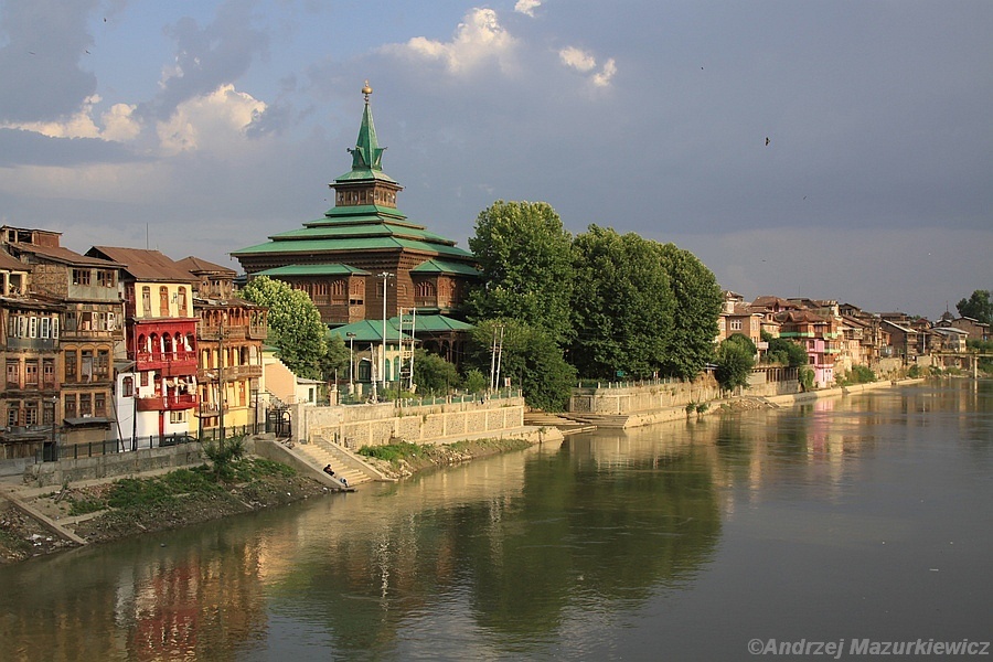 Meczet Shah Hamdan i rzeka Jhelum w Srinagarze