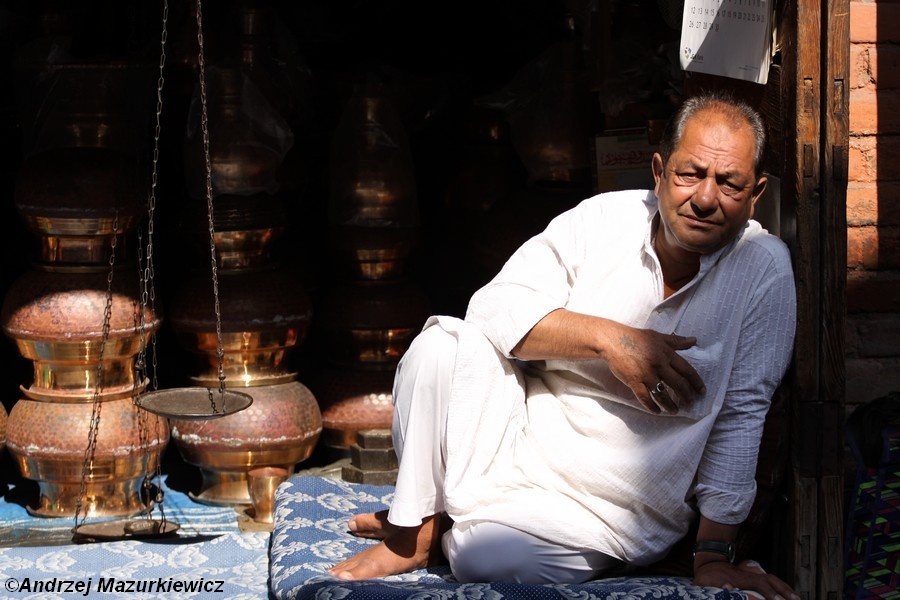 Sprzedawca mosiężnych naczyń w Srinagarze