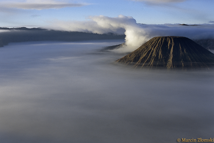 Wulkan Bromo wyłaniający się z porannych mgieł