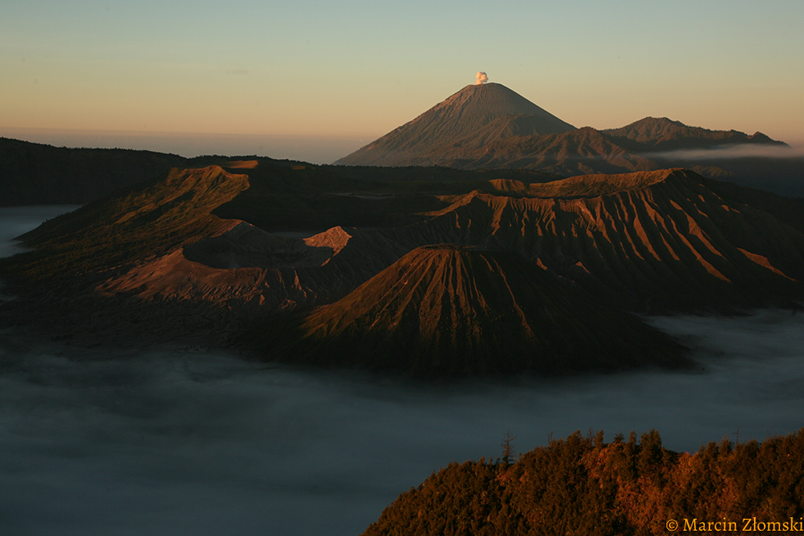 Kaldera Tengger z trzema stożkami wulkanicznymi po środku i  górującym na horyzoncie najwyższym wulkanem Jawy – Semeru (3676 m n