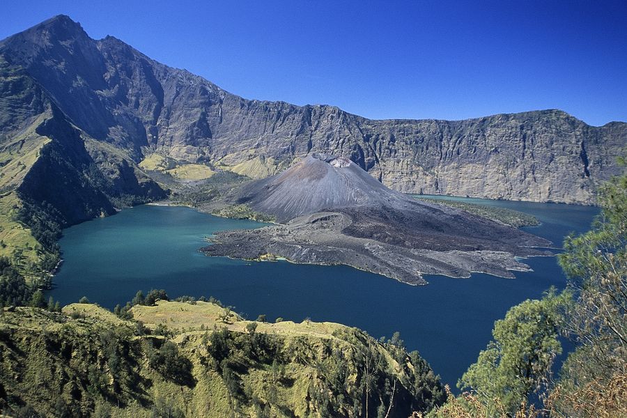 Widok z krawędzi wulkanu Rinjani, Lombok
