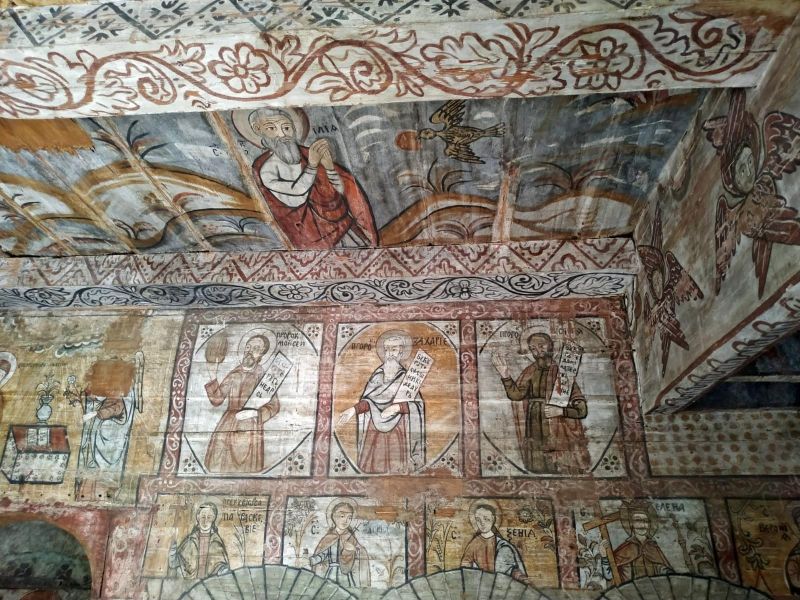Wnętrze cerkwi z freskami (fot. Rafał Bartosz)