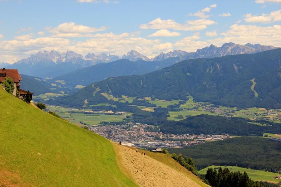 Widok na Dolomity i miasto Bruneck (fot. Zbigniew Neudek)