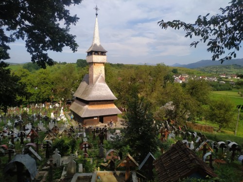 Cerkiew i cmentarz w górach Maramureszu