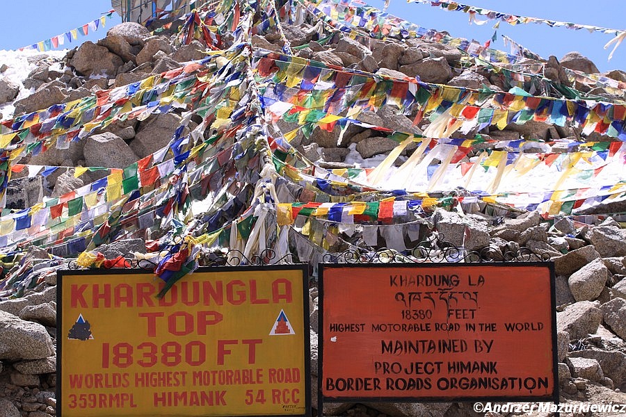 Flagi na przełęczy Khardung La