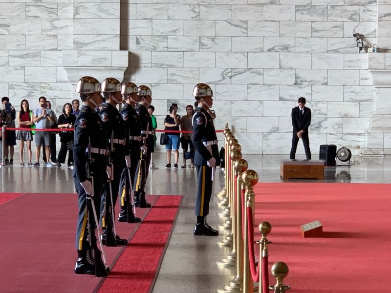 Zmiana warty w Narodowej Hali Pamięci Czang Kaj-szeka w Tajpej (fot. M. Głabuś)