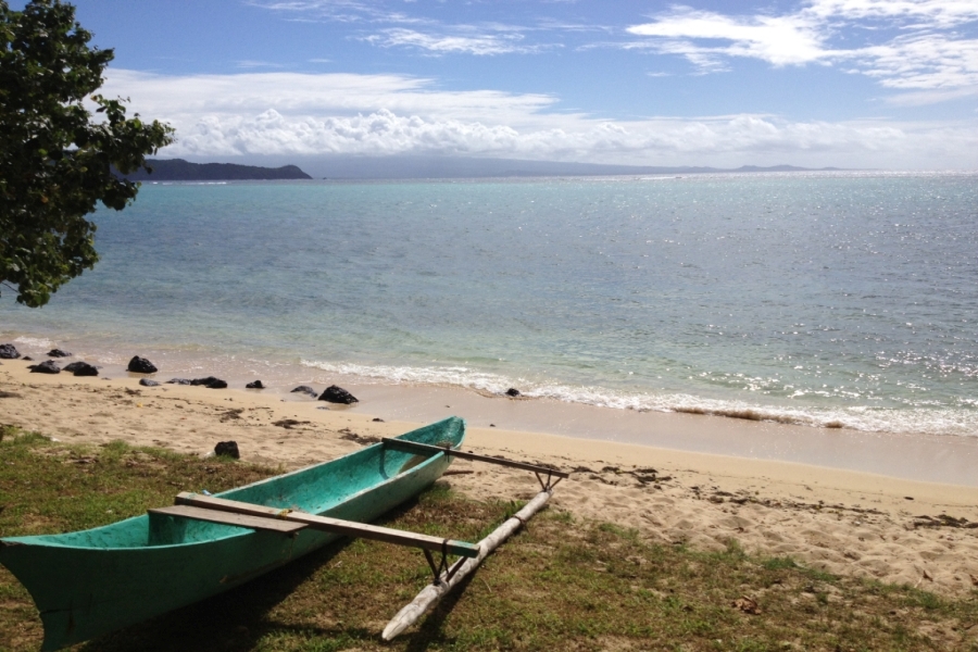 Samotna łódka na wysepce Manono (Samoa)