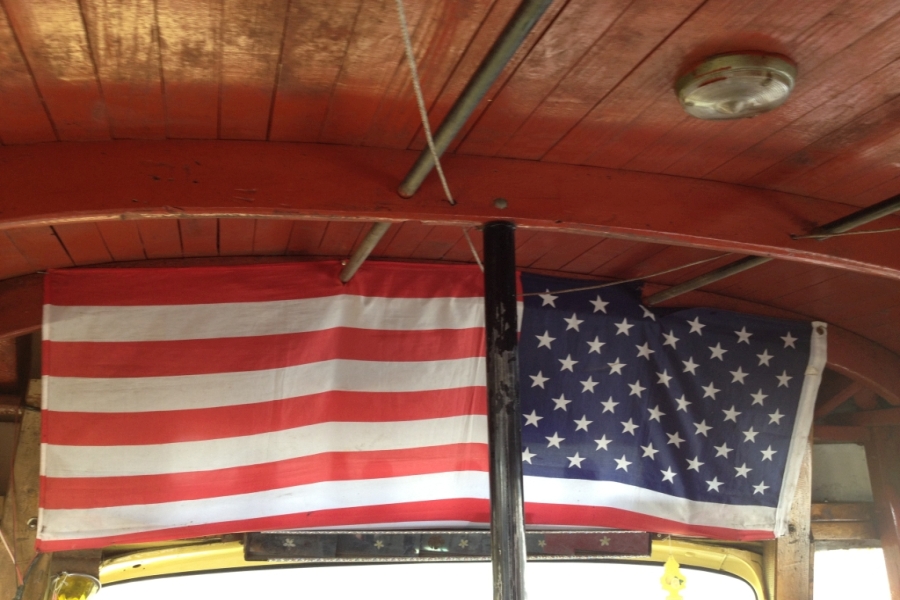 Flaga USA zawieszona w autobusie publicznym na Samoa Amerykańskim