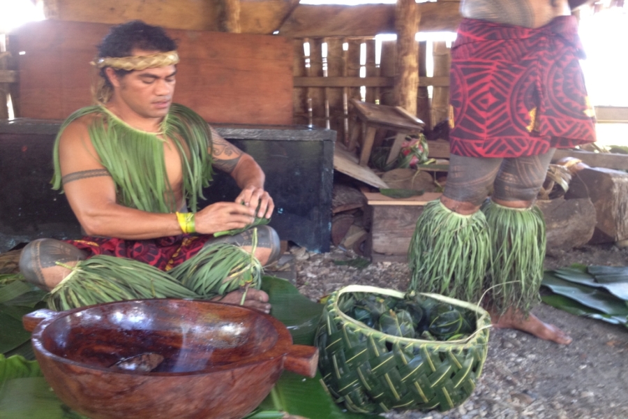 Przygotowywanie tradycyjnego obiadu w wiosce na Samoa