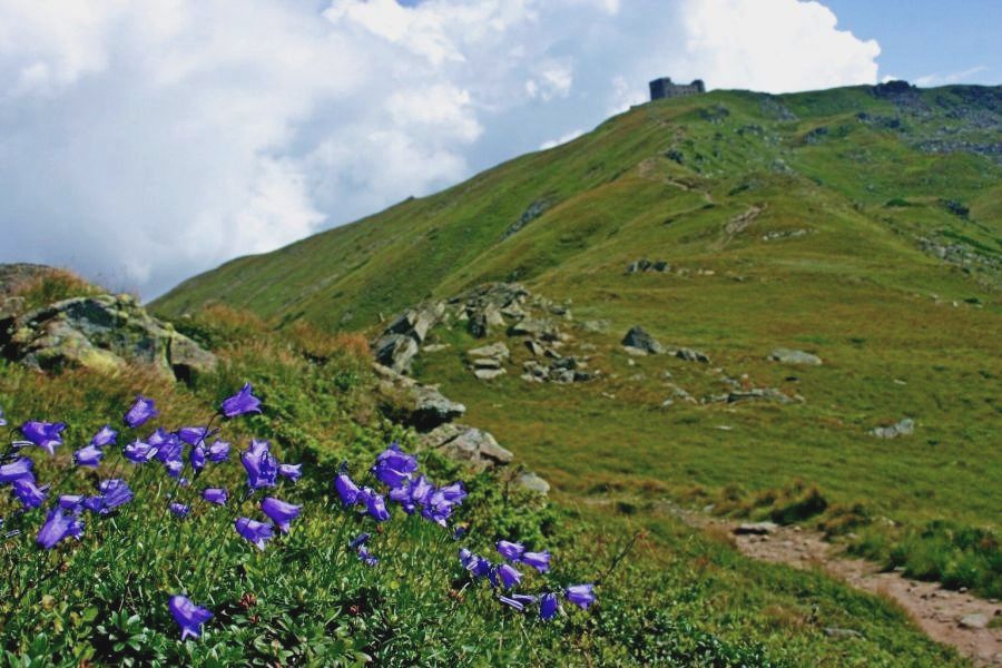 Ruiny polskiego obserwatorium na Popie Iwanie 2020 m n.p.m. (fot. Rafał Bartosz)