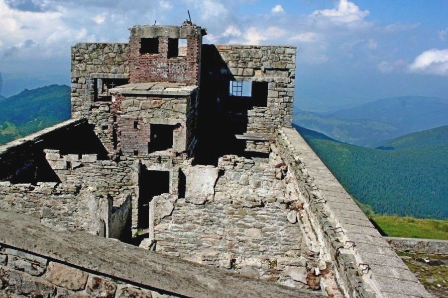 Ruiny polskiego obserwatorium na Popie Iwanie (fot. Rafał Bartosz)