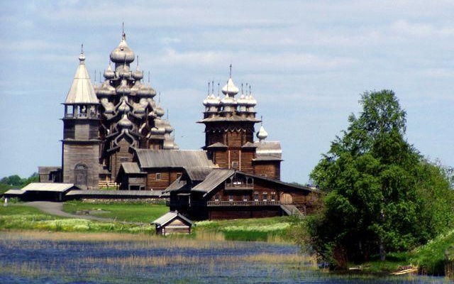 Kiżskie chramy: dzwonnica z 1862 roku, cerkiew Przemienienia Pańskiego z 1714 roku, cerkiew Pokrowska z 1764 roku fot. Benon Cze