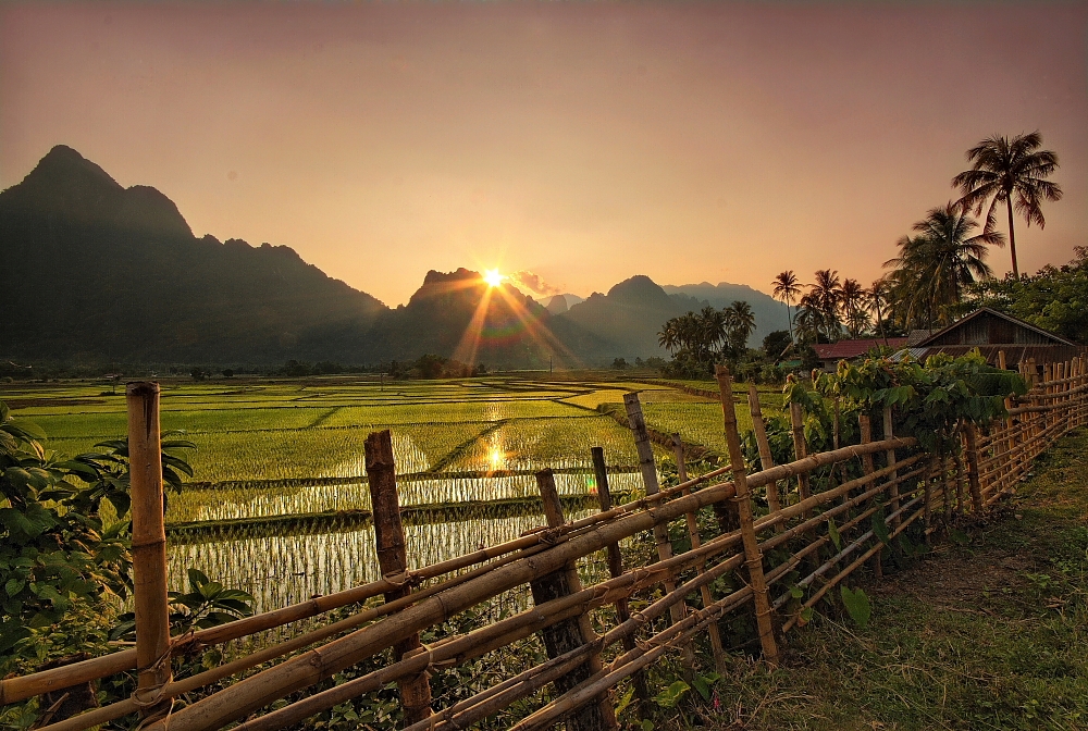 Okolice Vang Vieng o zachodzie słońca. Fot. S.Adamczak