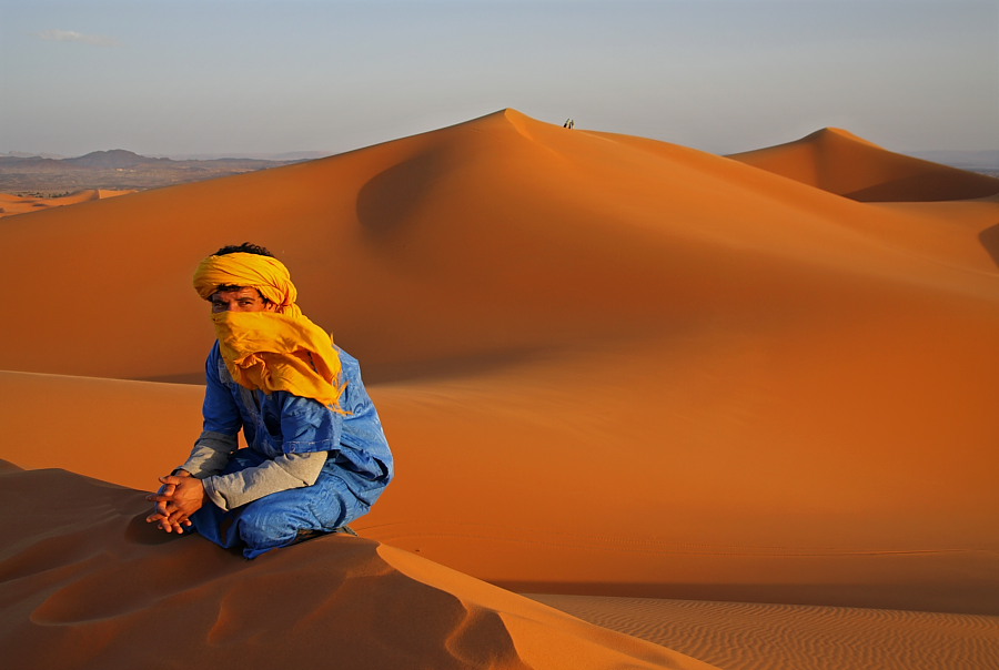 Maroko. Berber na pustyni, fot. okfoto.pl