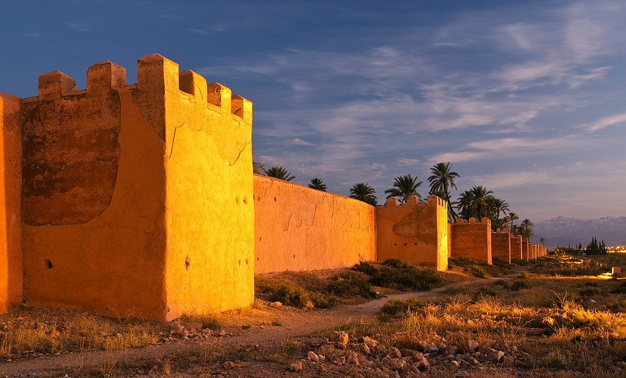 Maroko. Marrakesz podświetlone mury obronne, fot. okfoto.pl