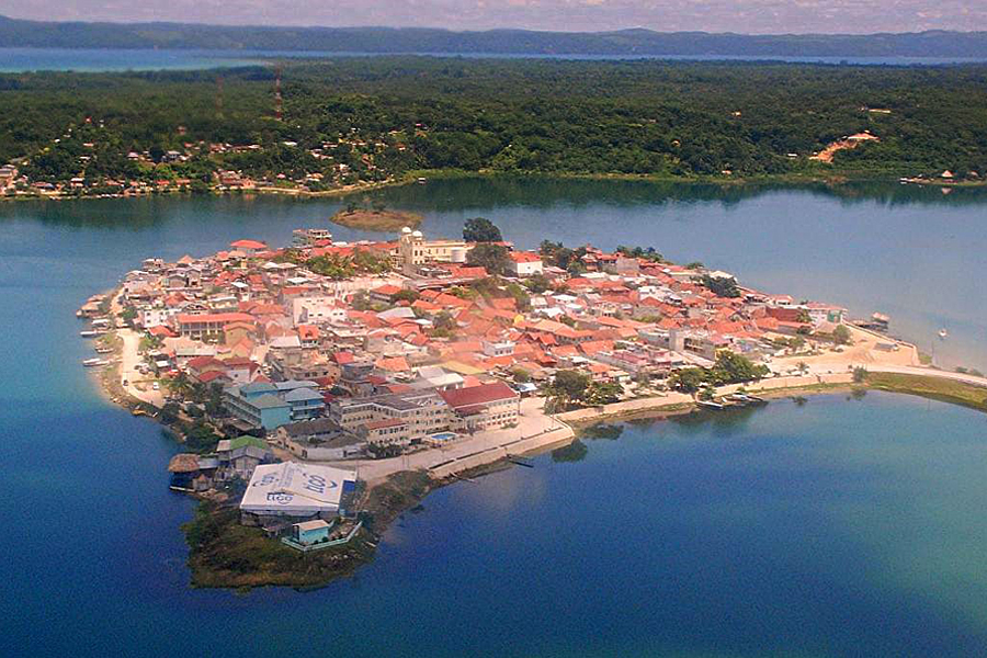 Miasteczko Flores na wyspie Peten Itza w Gwatemali