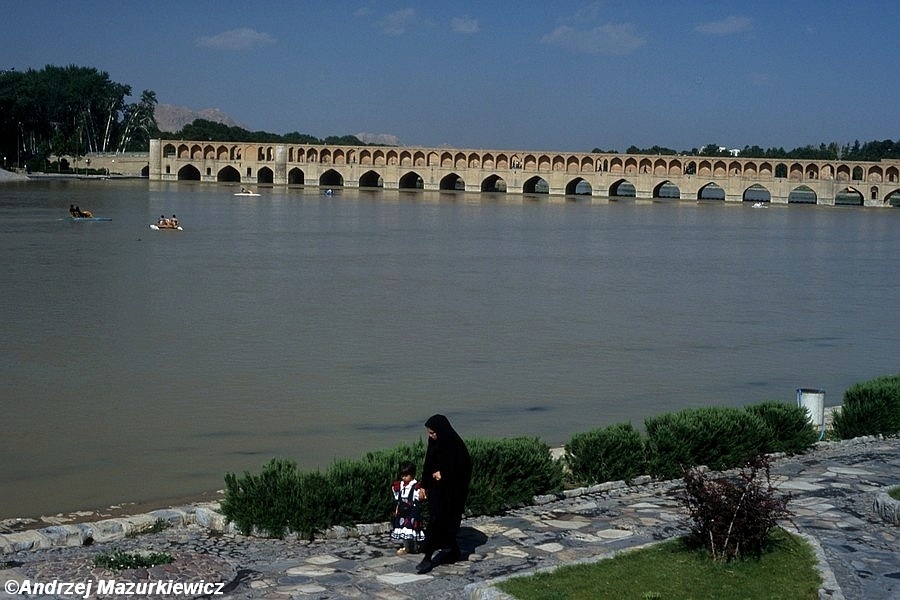 Most na rzece Zayandeh Rud w Isfahanie