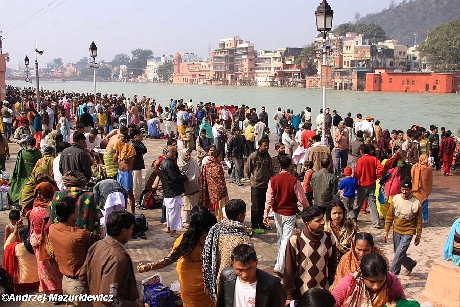Haridwar: pielgrzymi kąpiący się w Gangesie