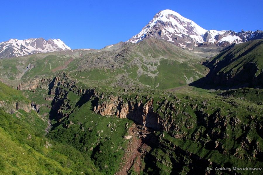 Widok na Kazbek znad kościoła Tsminda Sameba