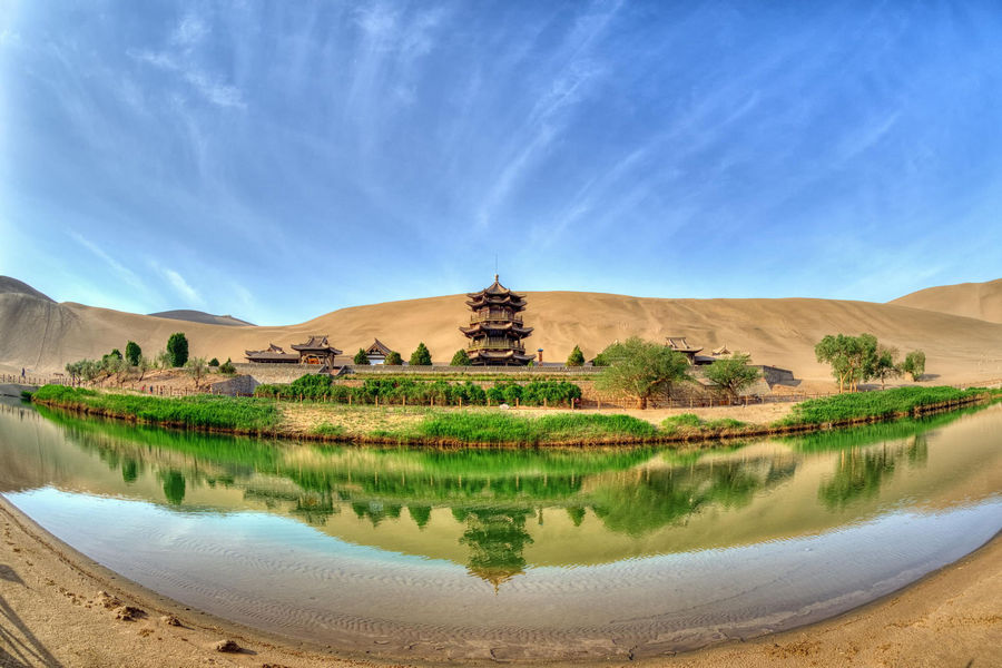 Jezioro Księżycowe wśród wydm koło Dunhuang. fot.Archiwum KP Horyzonty