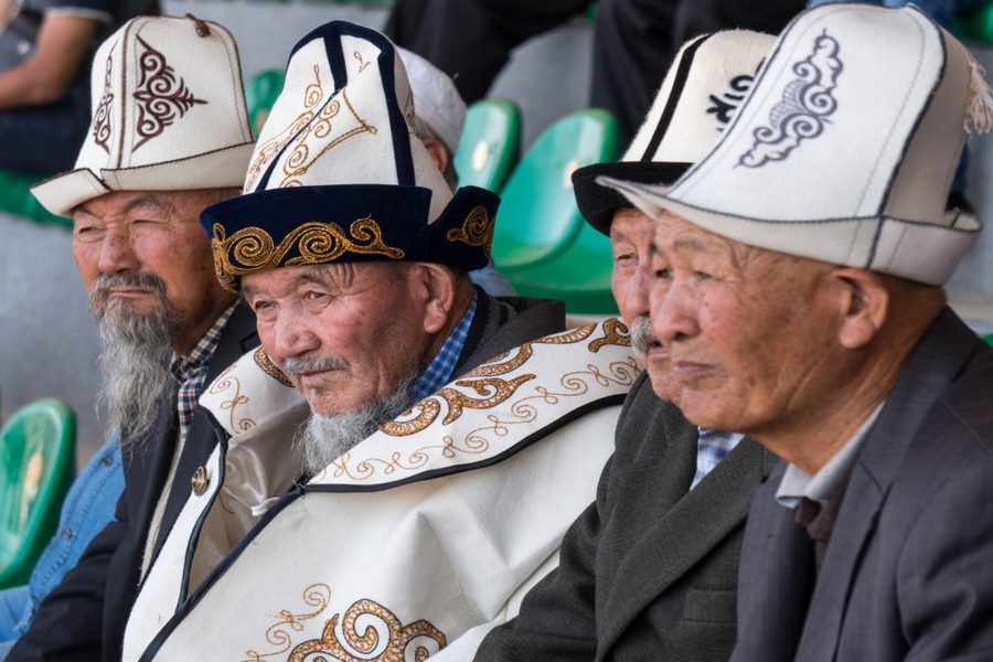Kirgiscy mężczyźni w tradycyjnych nakryciach głowy. fot.Archiwum KP Horyzonty