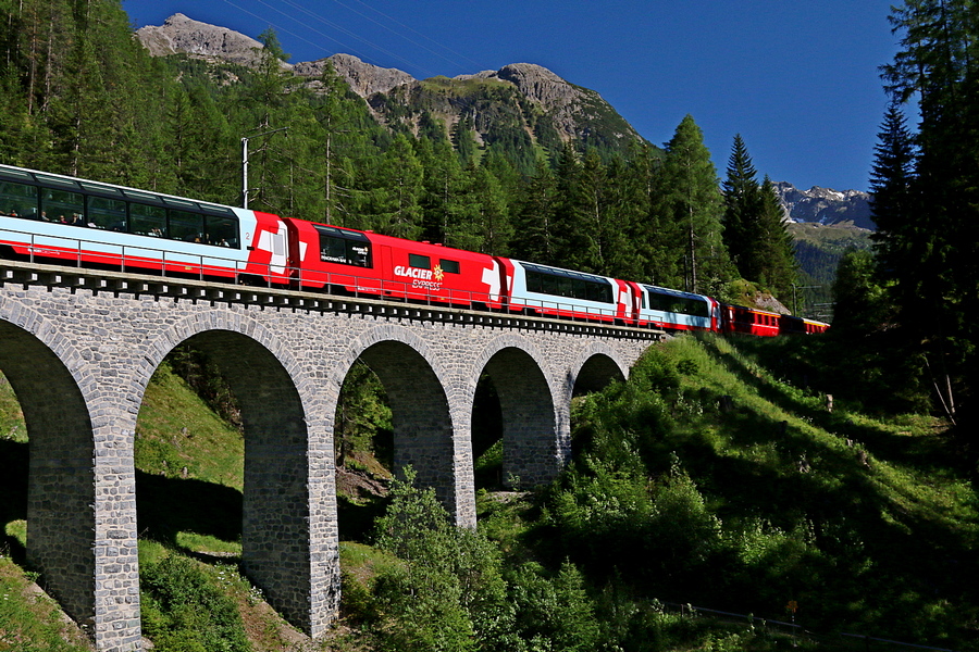 Podróż szwajcarskimi kolejami to nie tylko wygoda, ale i niezwykłe krajobrazy (fot. Tomasz Liptak)