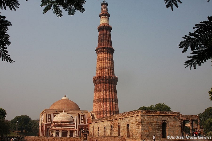 Minaret Qutab Minar w Delhi z XII w jest najwyższym minaretem w Indiach
