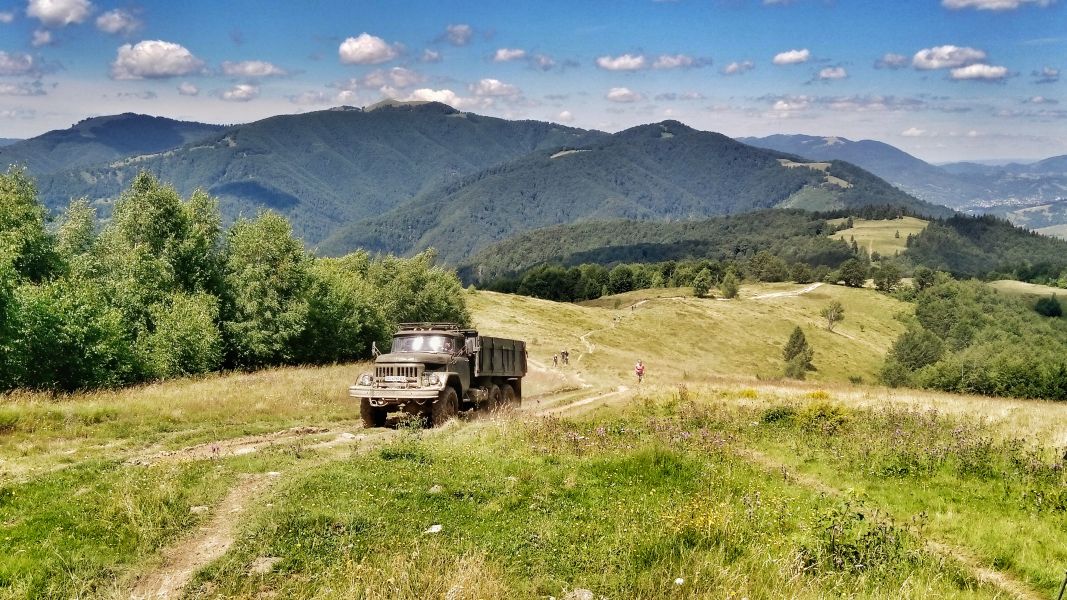 Można i tak zdobywać góry… „Welika maszina” pod Połoniną Krasną (fot. Paweł Klimek)