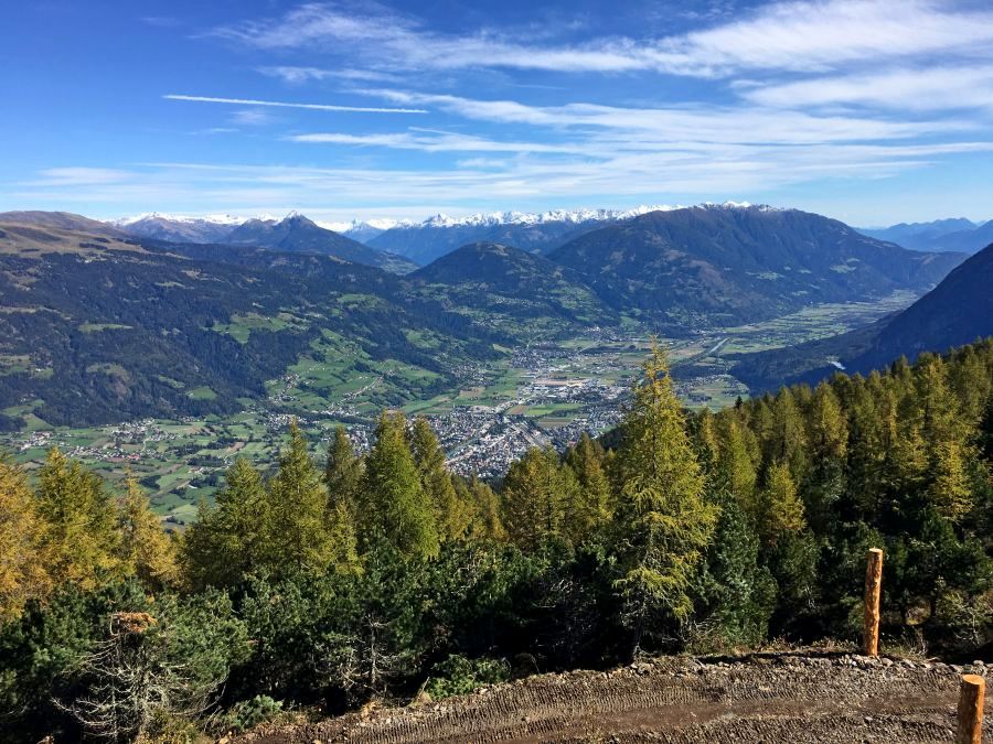 Widok prawie jak z samolotu – w dole Lienz (fot. Paweł Klimek)